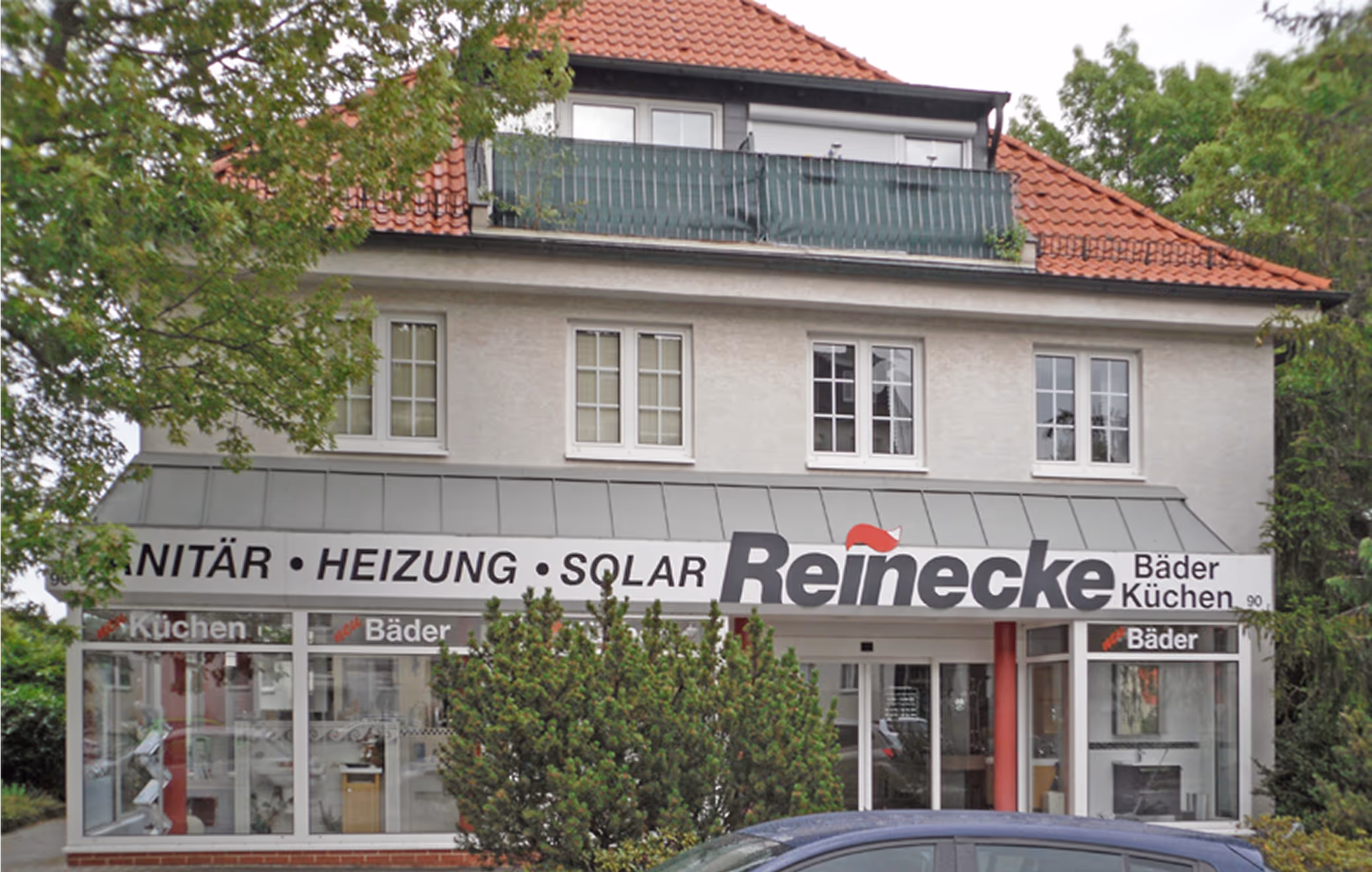 Ladenfront von Reinecke mit Schildern für Sanitär, Heizung, Solar, Bäder und Küchen.